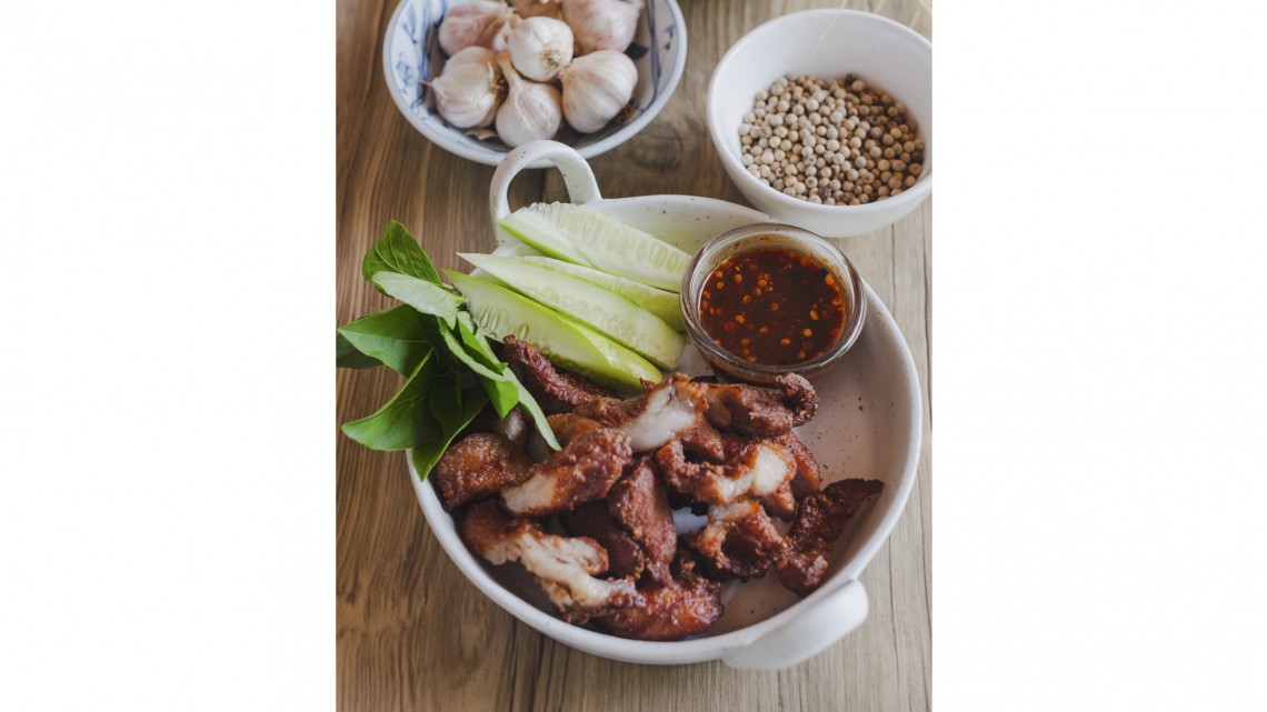 หมูกระเทียม